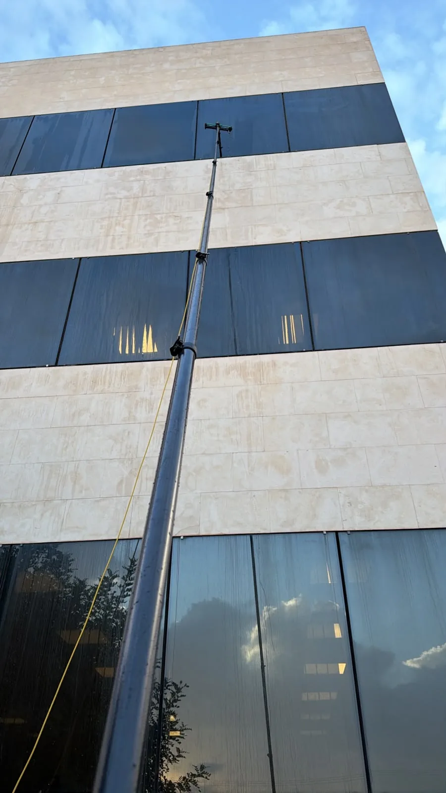 Pértiga telescópica para limpiar ventanales exteriores de un edificio en Murcia